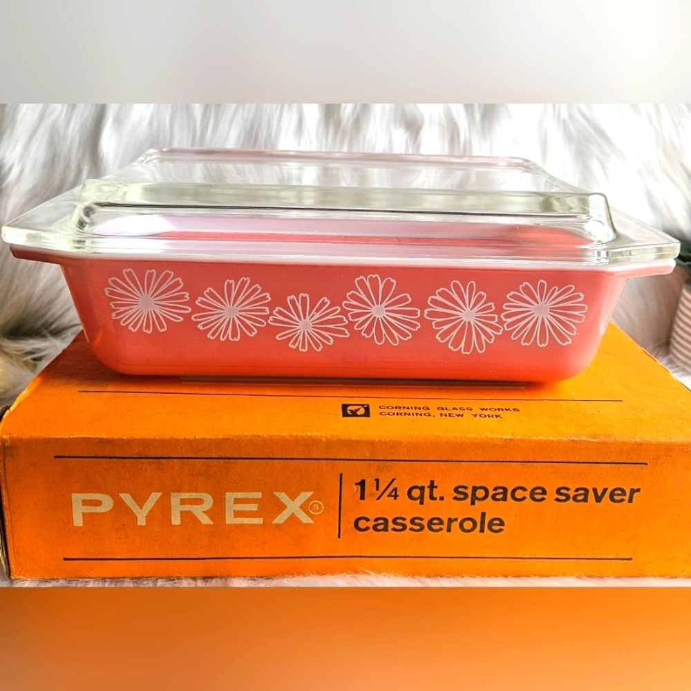 NEW Vintage 1960's Pyrex Pink Daisy 1 1/4 Qt Space Saver Casserole Dish 575-B